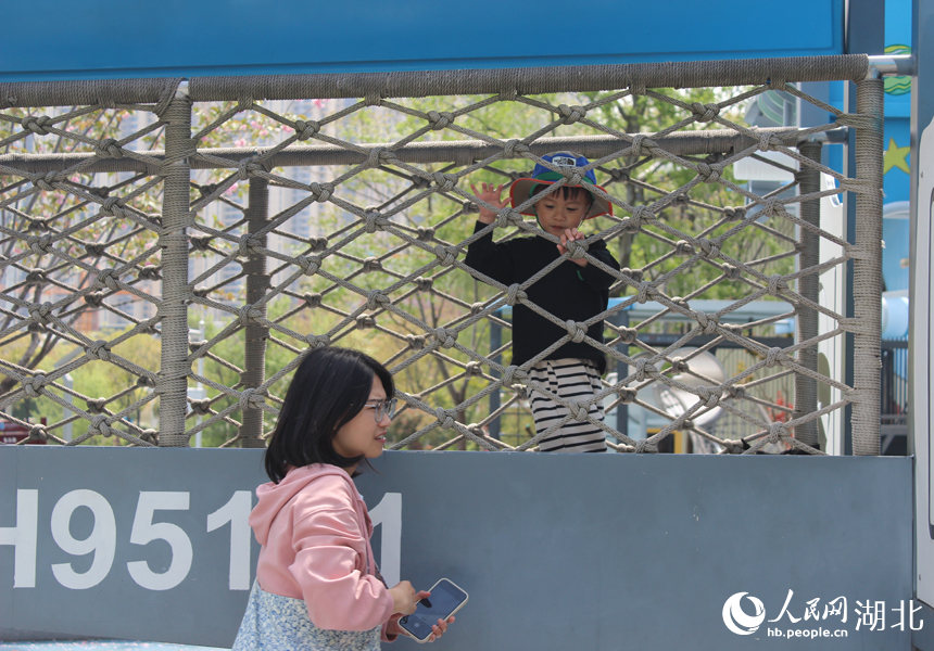 張之洞體育公園,家長帶著小朋友玩耍。人民網(wǎng)記者 張沛攝