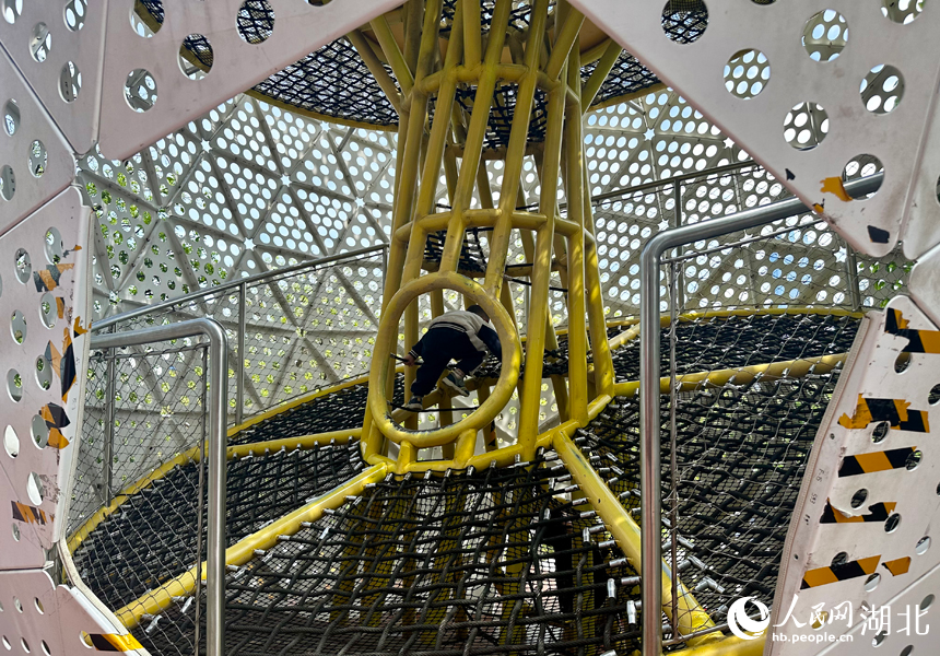 武漢奇趣蛋殼公園，小朋友正在玩耍。人民網(wǎng)記者 張沛攝