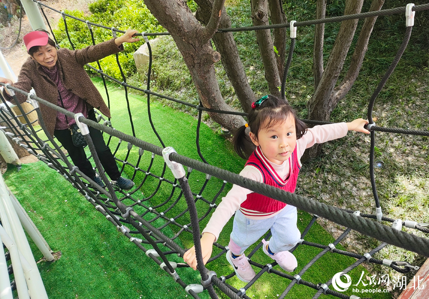 奇趣蛋殼公園內(nèi)，家長(zhǎng)帶著孩子玩耍。人民網(wǎng)記者 王郭驥攝