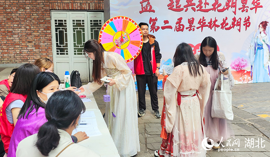 游客們?cè)谶M(jìn)行抽獎(jiǎng)游戲。人民網(wǎng)記者 王郭驥攝