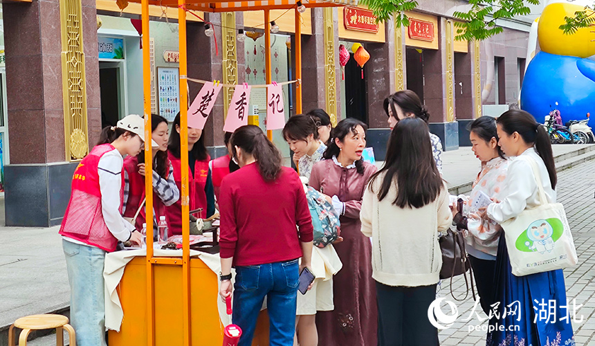 游客們在特色打卡點打卡集章。人民網(wǎng)記者 王郭驥攝