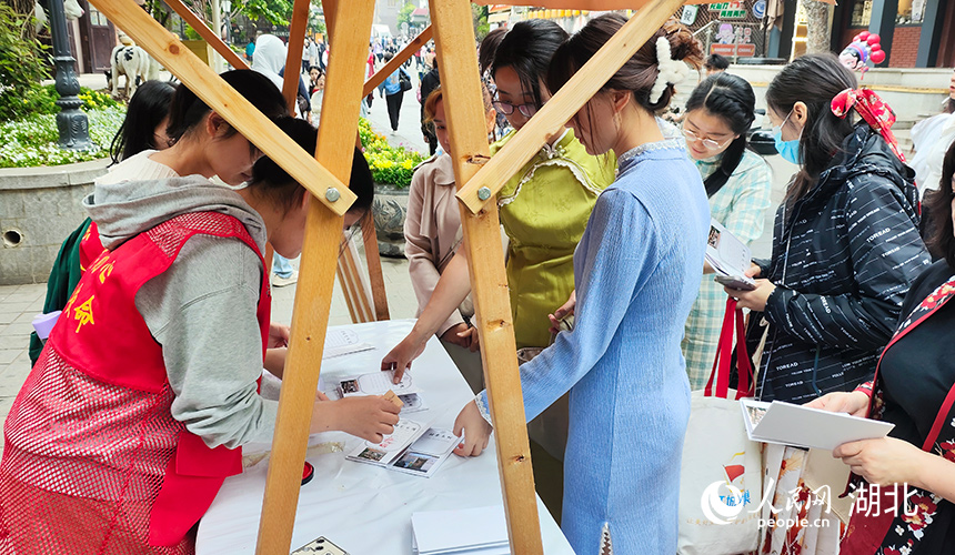 游客們在特色打卡點集章。人民網記者 王郭驥攝