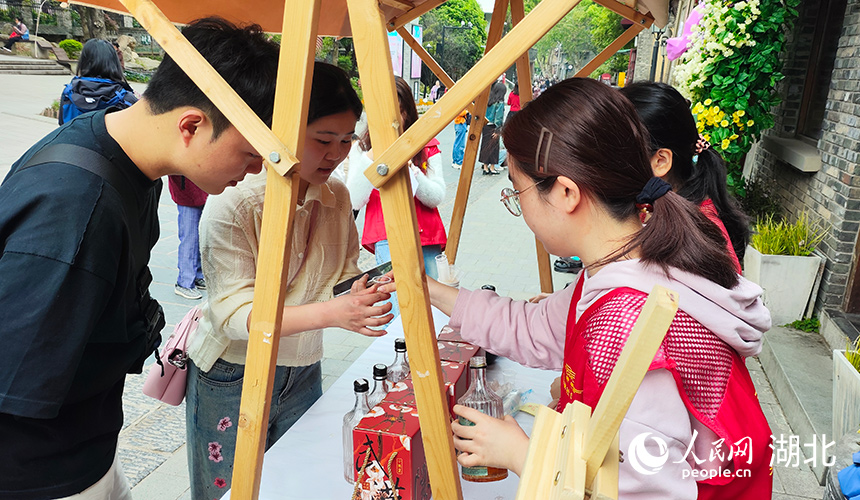 游客在特色打卡點(diǎn)品嘗美酒。人民網(wǎng)記者 王郭驥攝
