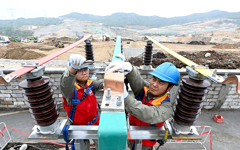 國網(wǎng)孝感供電公司施工人員正在加緊作業(yè)