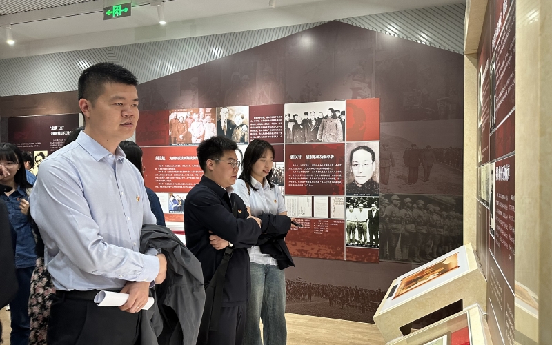 團(tuán)員青年認(rèn)真學(xué)習(xí)館內(nèi)國家安全知識(shí)。吳珊攝