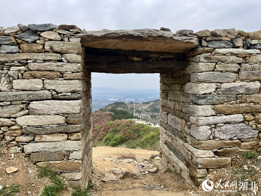 龍王尖古石寨的寨門。人民網(wǎng)記者 張沛攝