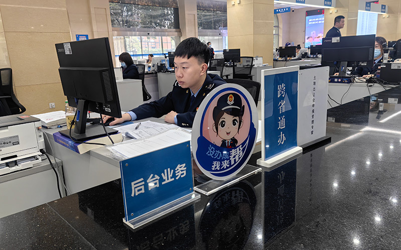 “沒辦成，我來(lái)辦”服務(wù)柜臺(tái)。江軒攝