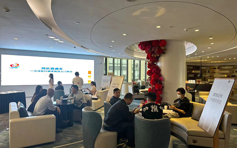 江漢區(qū)新華街道“樓小二”工作專班鏈接資源為企業(yè)提供上門幫辦服務(wù)。江軒攝