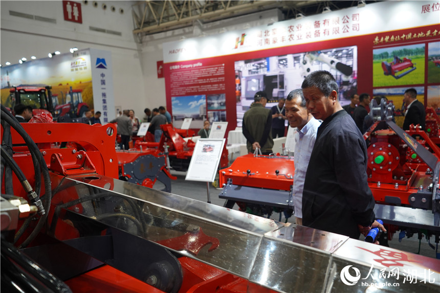 第十八屆中部農(nóng)牧業(yè)機(jī)械展覽會(huì)暨湖北春耕農(nóng)機(jī)團(tuán)購(gòu)節(jié)現(xiàn)場(chǎng)。人民網(wǎng)記者 周雯攝