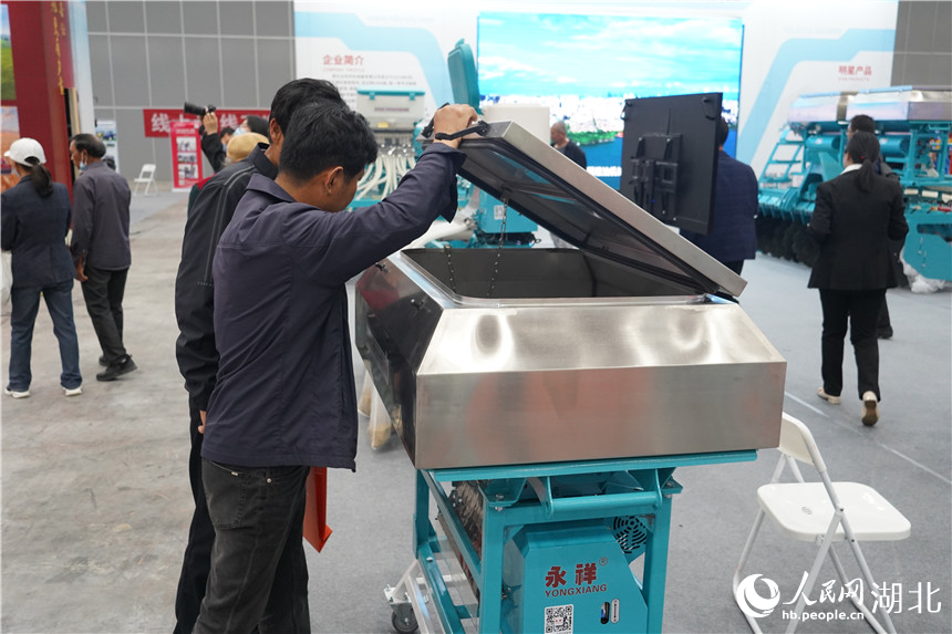 參會(huì)者正在查看設(shè)備。人民網(wǎng)記者 周雯攝