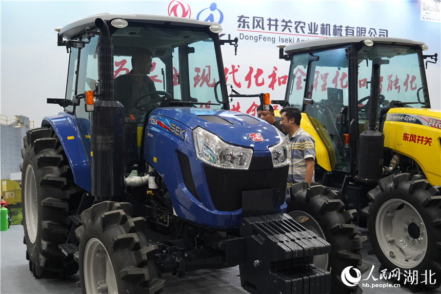 參展商正在向顧客介紹自己的產(chǎn)品。人民網(wǎng)記者 周雯攝