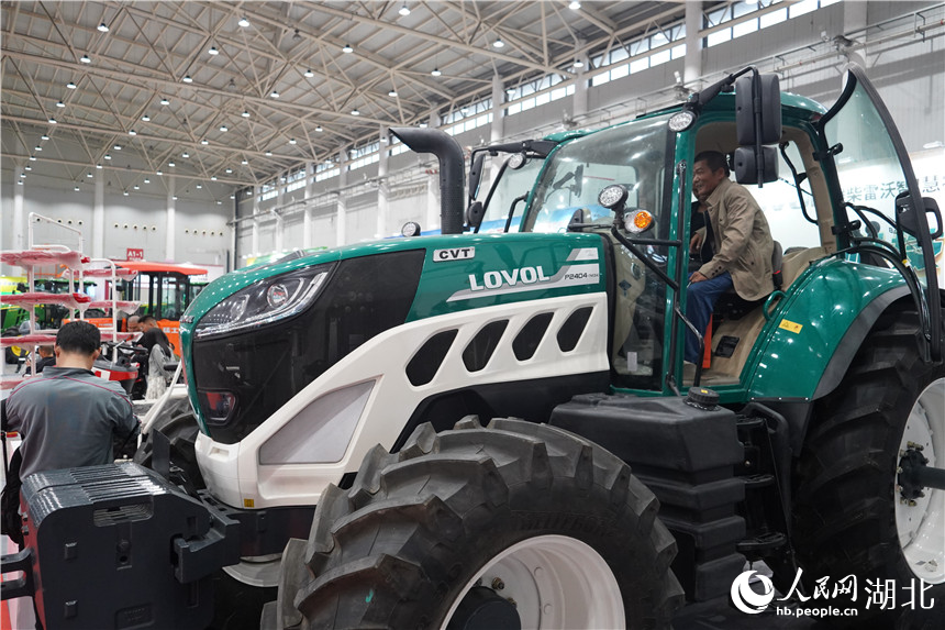 不少參會者登上農(nóng)機體驗、洽談。人民網(wǎng)記者 周雯攝