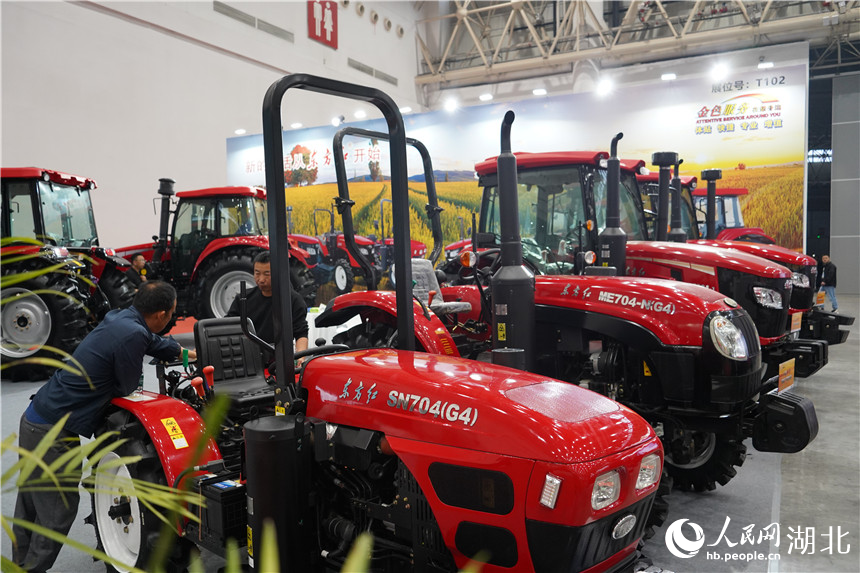 整齊排列的農機設備。人民網記者 周雯攝