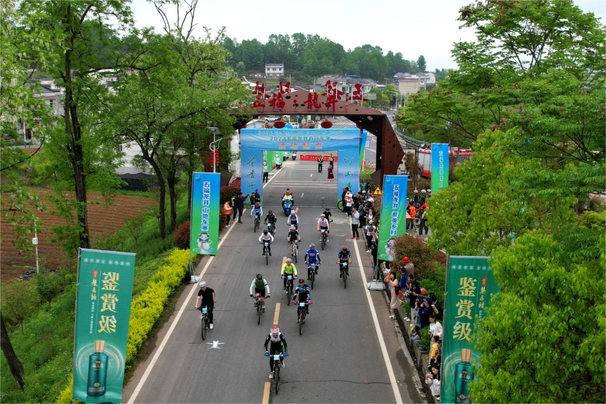 湖北竹山:200“騎士”茶園綠道上演繹速度與激情