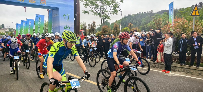 湖北竹山:200“騎士”茶園綠道上演繹速度與激情【5】