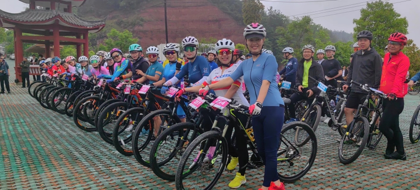 湖北竹山:200“騎士”茶園綠道上演繹速度與激情【6】