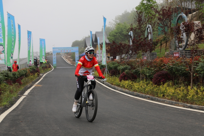 湖北竹山:200“騎士”茶園綠道上演繹速度與激情【9】