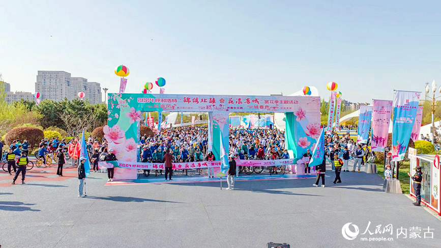 “一路生花”賞春歡樂(lè)跑開(kāi)跑。樂(lè)炎攝