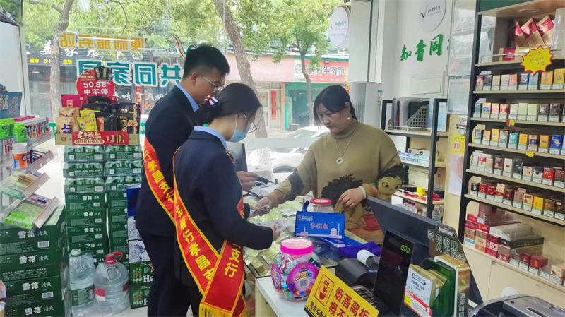 湖北銀行孝感分行客戶經(jīng)理走進商戶宣傳“零錢包”兌換服務(wù)。