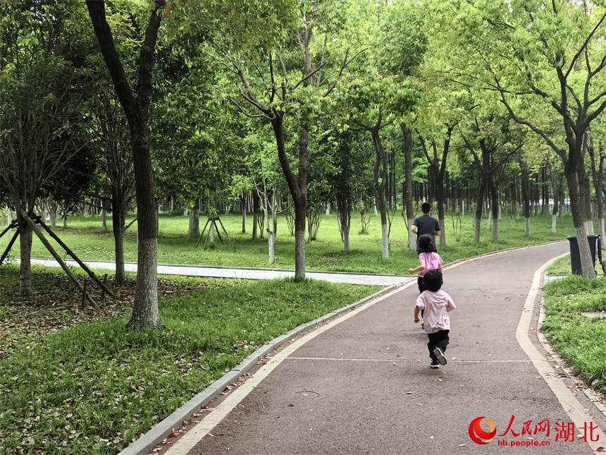 4月27日，市民帶著孩子在武漢漢江灣體育公園跑步。人民網(wǎng)記者 周雯攝