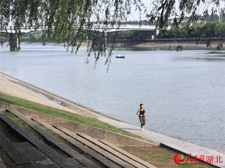 市民在武漢江灘邊跑步。人民網(wǎng)記者 周雯攝