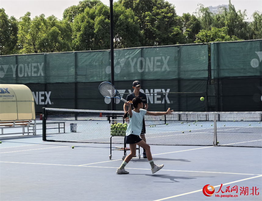 4月27日，在武漢漢江灣體育公園，兒童網(wǎng)球培訓(xùn)課程火爆。人民網(wǎng)記者 周雯攝