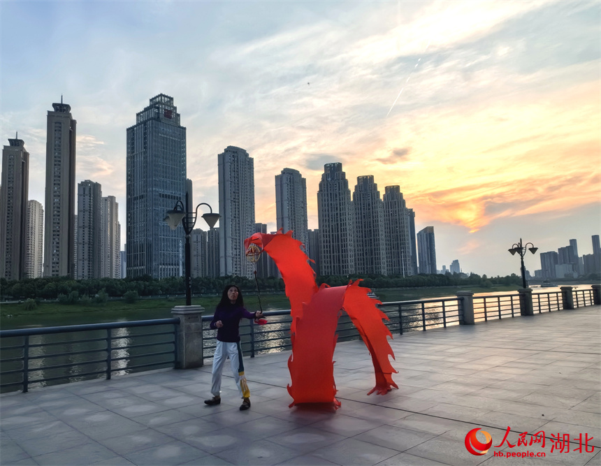 4月27日傍晚，市民在漢江江灘公園舞彩龍。人民網(wǎng)記者 周雯攝