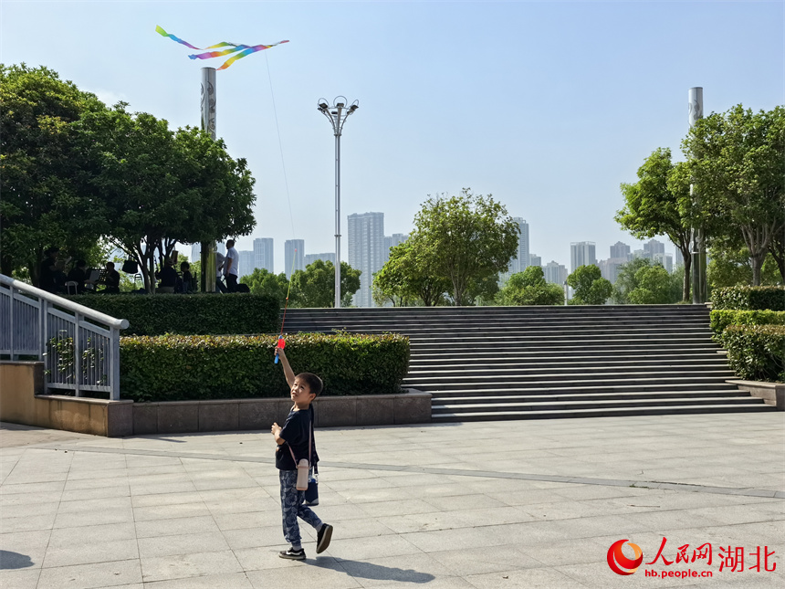 兒童在武漢漢江灣體育公園放風(fēng)箏，享受春日的明媚。人民網(wǎng)記者 周雯攝