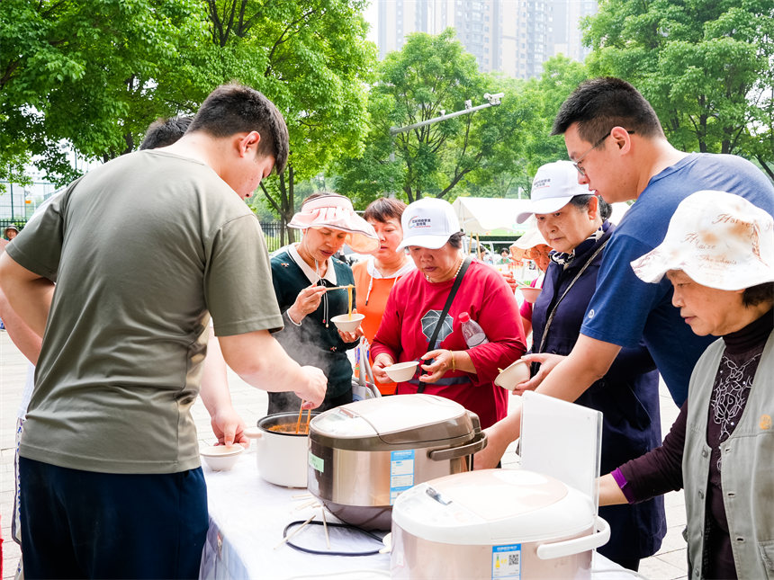 萌娃化身小小營養(yǎng)師 “荊楚糧油”走紅武漢社區(qū)【2】