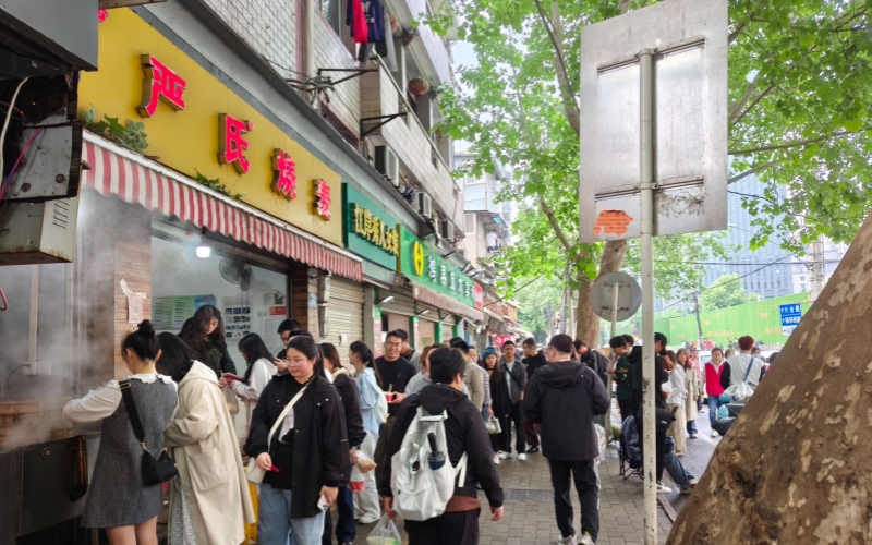 山海關(guān)路大排長隊。黃麗娟攝