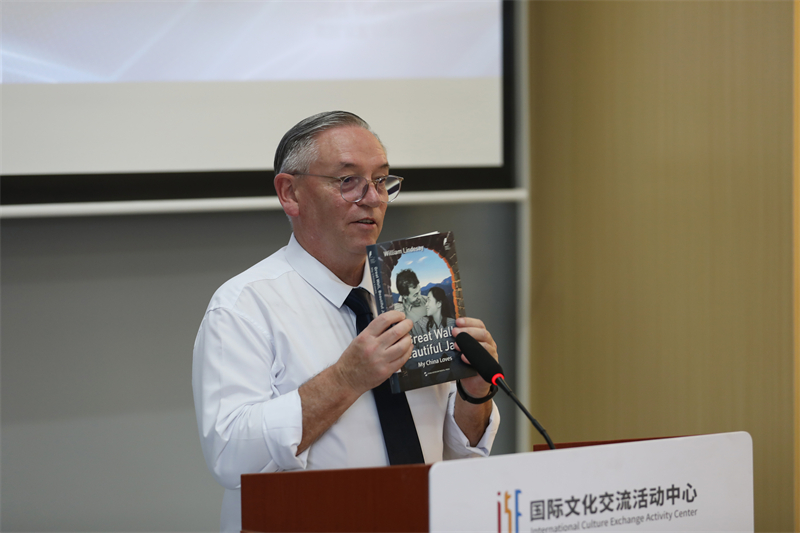 外籍專家作書籍閱讀分享。