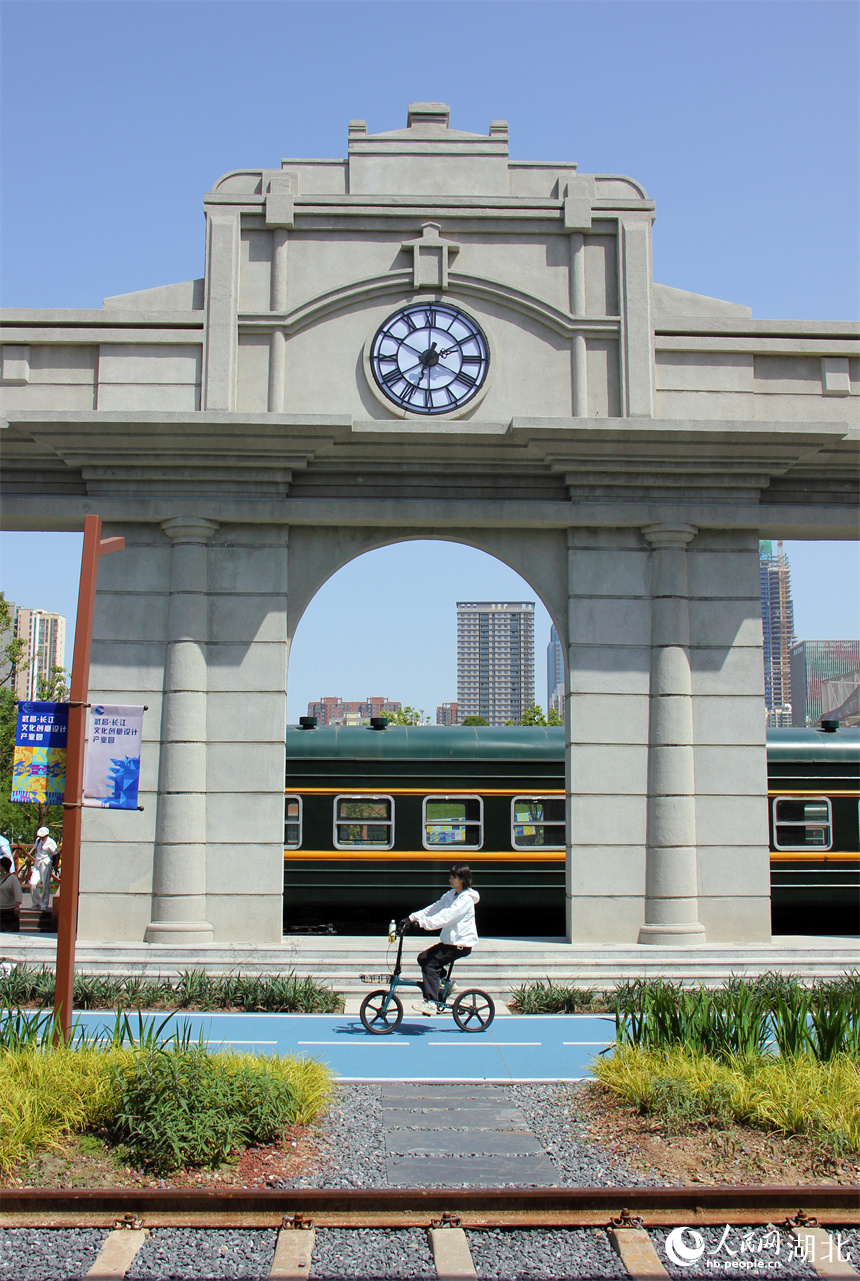 市民在四美塘文化公園騎行。人民網(wǎng)記者 周恬攝