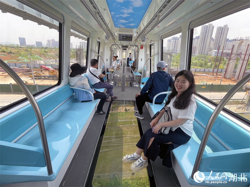 武漢光谷空軌成為新晉網(wǎng)紅打卡點(diǎn)，市民紛紛前來體驗(yàn)。人民網(wǎng)記者 周恬攝