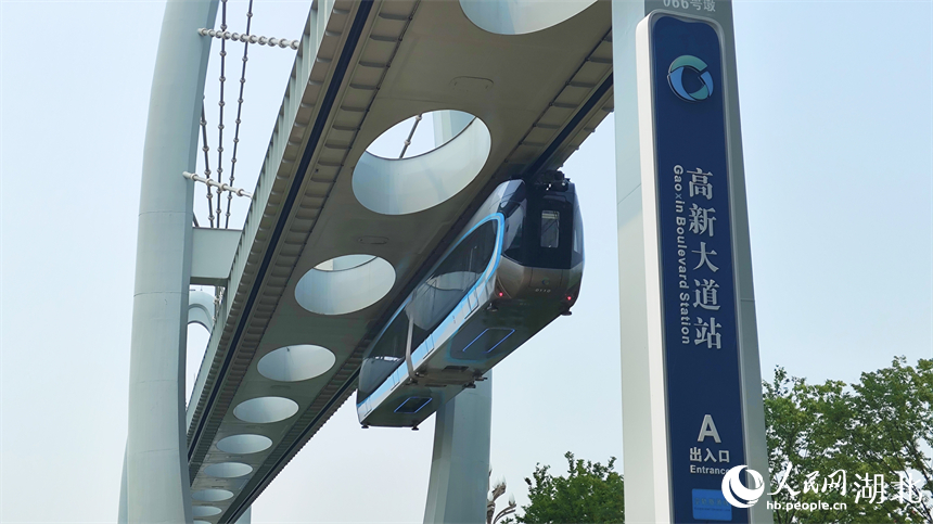 武漢光谷空軌即將進入高新大道站。人民網(wǎng)記者 王郭驥攝