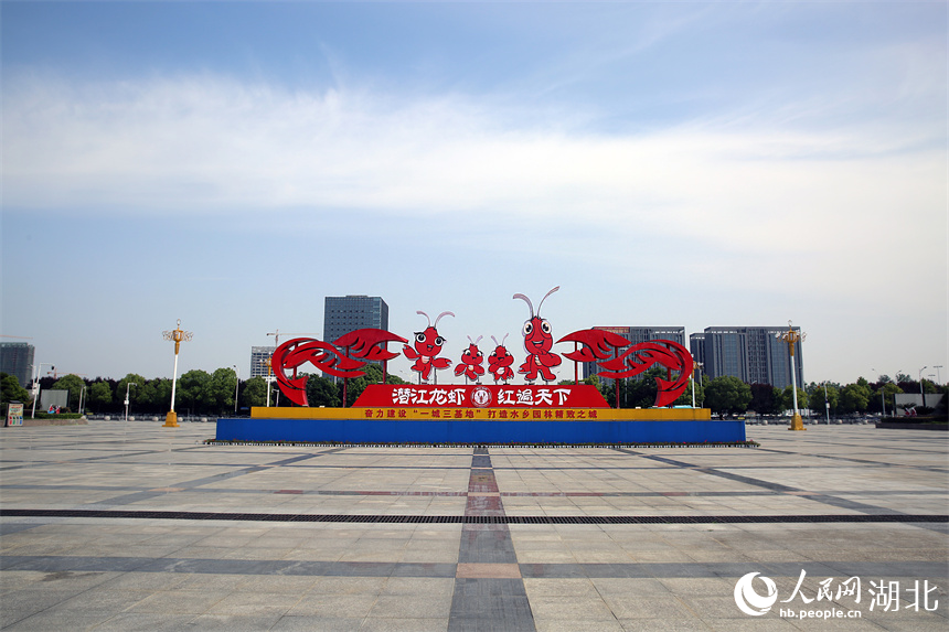 潛江高鐵站站前廣場。人民網(wǎng)記者 周恬攝