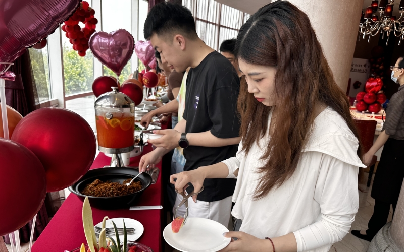 新人在酒店品鑒自助婚宴，倡樹婚事簡辦新風(fēng)尚。