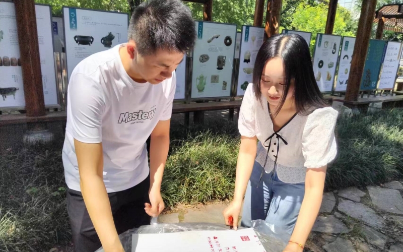 新人共同拓印婚書，體驗傳統(tǒng)文化。