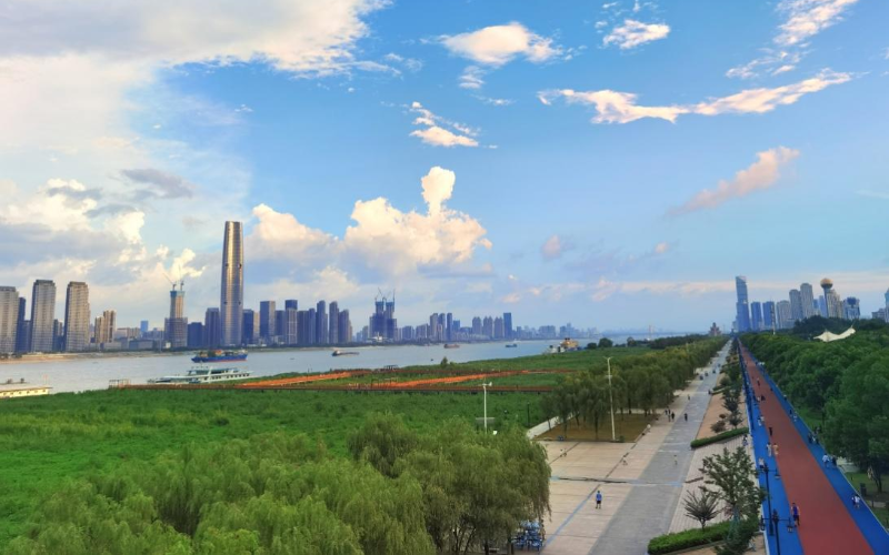 武漢漢口江灘公園景色宜人。人民網(wǎng)記者 周雯攝