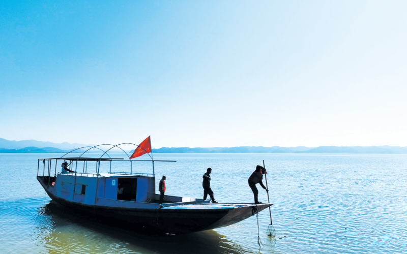 “小水滴”志愿服務(wù)隊志愿者清理丹江口庫區(qū)水面漂浮物。張斌攝