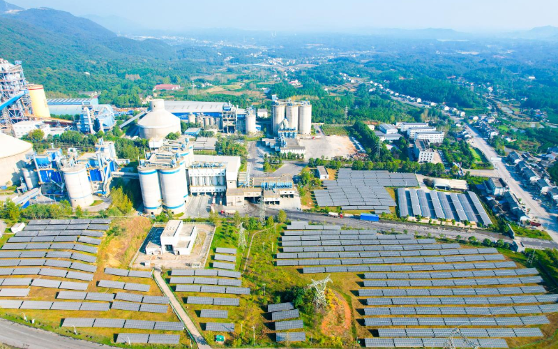 葛洲壩當(dāng)陽水泥有限公司分布式光伏發(fā)電遠景圖。向華坤攝