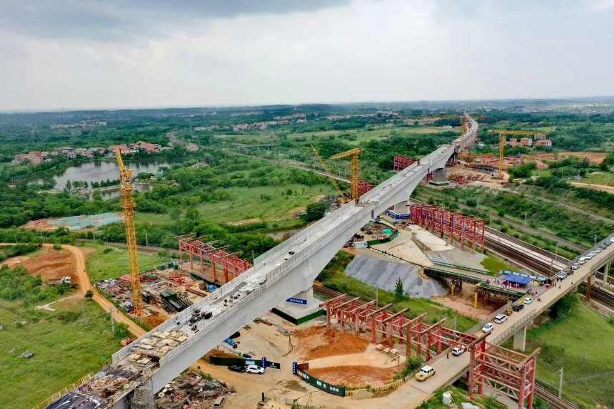 武漢地鐵前川線二期5座轉(zhuǎn)體橋“華麗轉(zhuǎn)身”。武漢地鐵集團(tuán)供圖