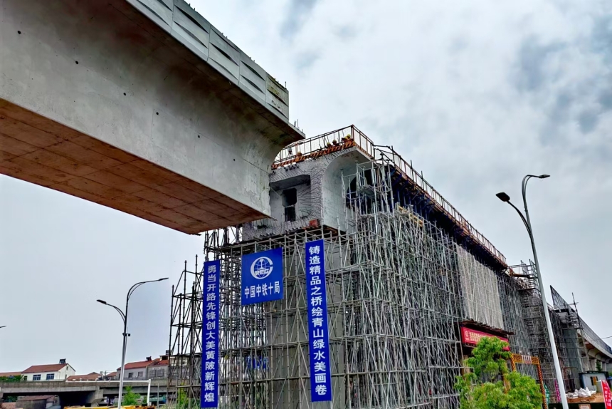 武漢地鐵前川線(xiàn)二期5座轉(zhuǎn)體橋“華麗轉(zhuǎn)身”。武漢地鐵集團(tuán)供圖