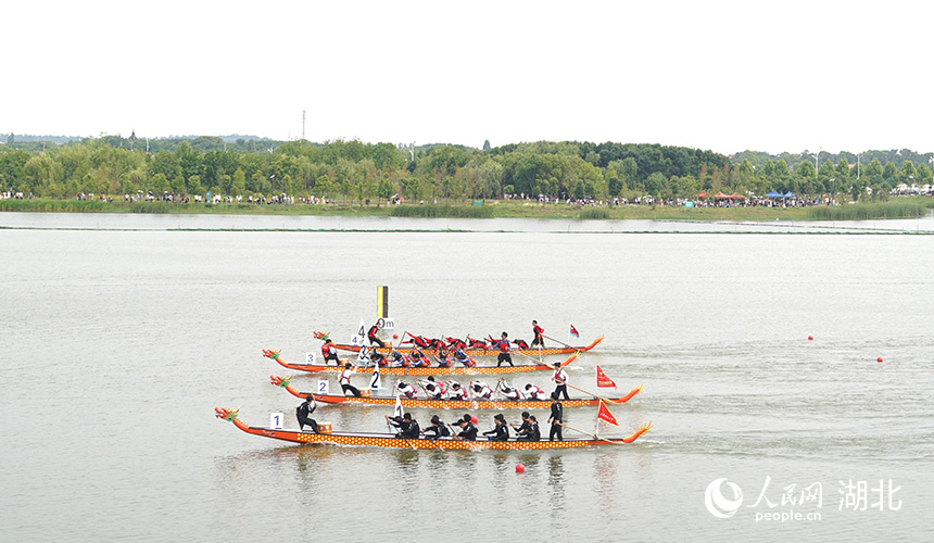 參賽隊伍加速沖過終點。人民網(wǎng)記者 周雯攝
