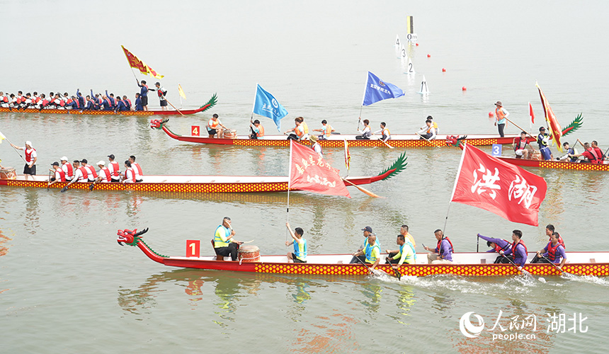 各參賽隊(duì)伍龍舟巡游。人民網(wǎng)記者 周雯攝