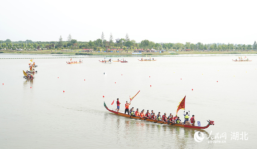 龍舟隊(duì)伍巡游。人民網(wǎng)記者 周雯攝