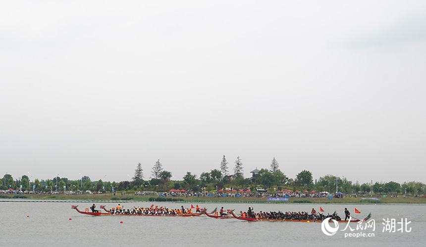 龍舟賽引來(lái)游客圍觀。人民網(wǎng)記者 周雯攝