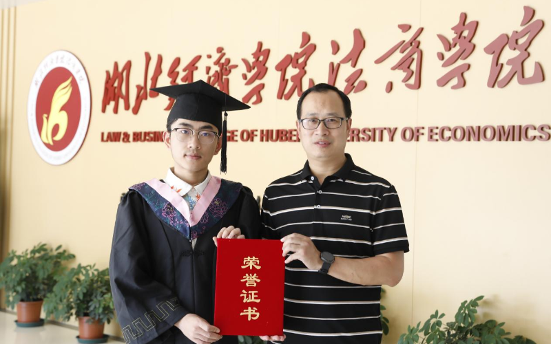 畢業(yè)之際付濤和輔導(dǎo)員合影留念。