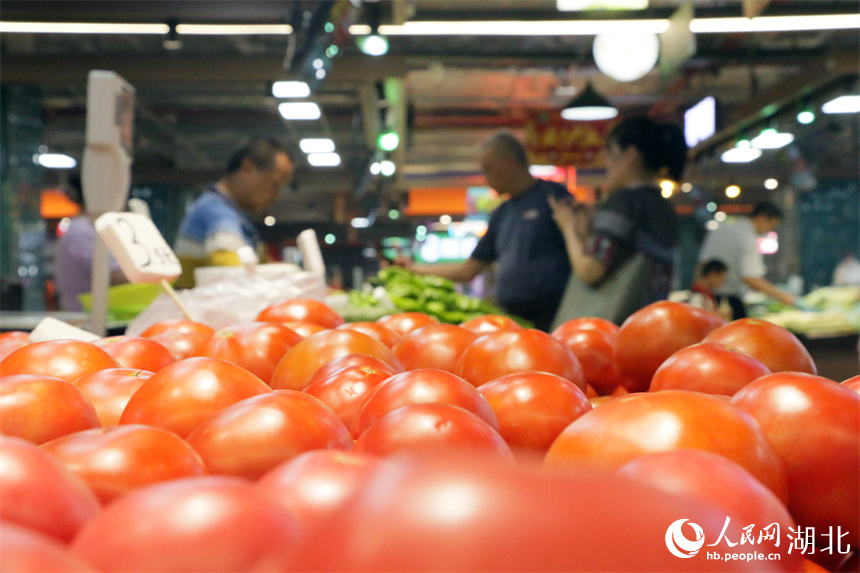 在色彩斑斕的蔬果中感受煙火氣。人民網(wǎng)記者 周恬攝