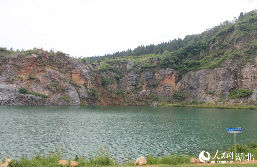 礦坑中的湖水呈現(xiàn)碧藍(lán)色。人民網(wǎng)記者 張沛攝