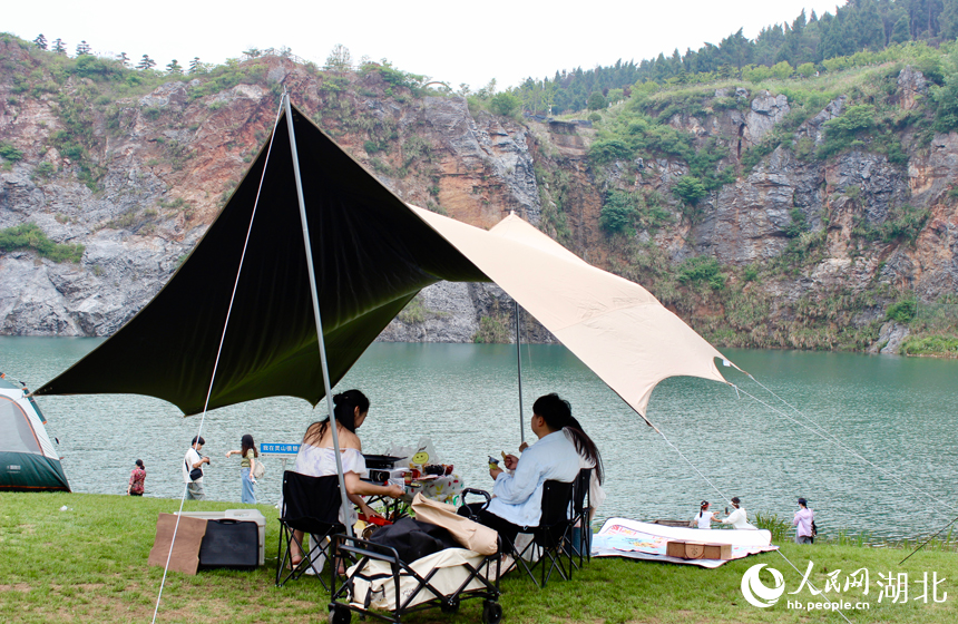 游客在礦坑湖邊露營。人民網(wǎng)記者 張沛攝